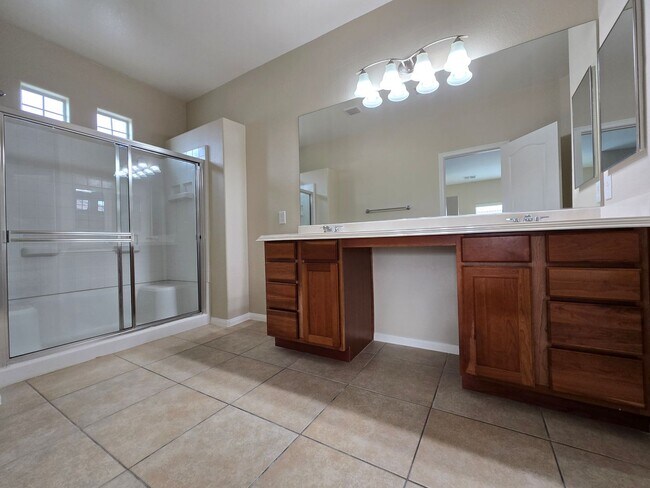 Building Photo - Guard Gated wonderful community 3 Bedroom Townhome!