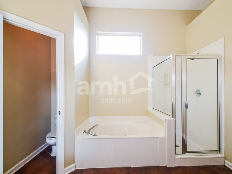 Building Photo - 2406 Lake Garden Dr