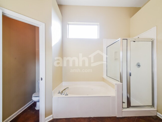 Building Photo - 2406 Lake Garden Dr