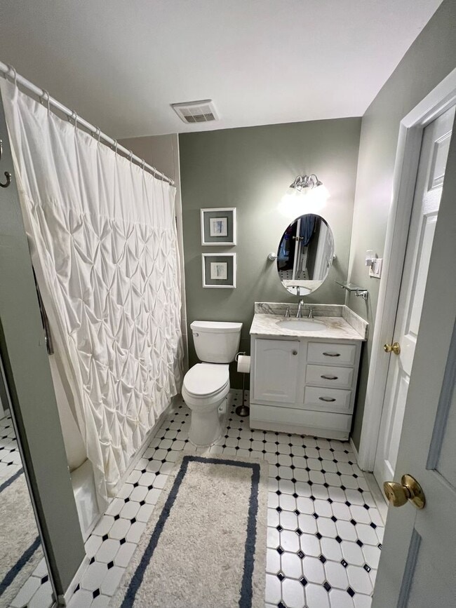 Building Photo - Beautiful 3-Bedroom Townhome on a Cul-De-Sac in Bensalem! Available January 2026!