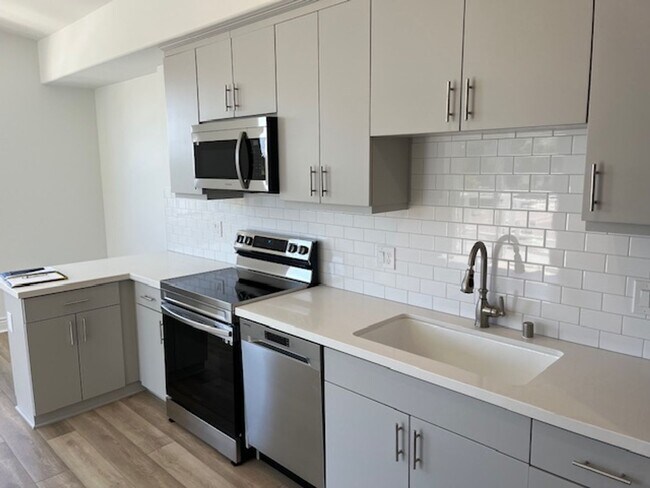 Building Photo - 2 Bedroom 2 Full Bath Condo with Stunning Views and Energy Savings