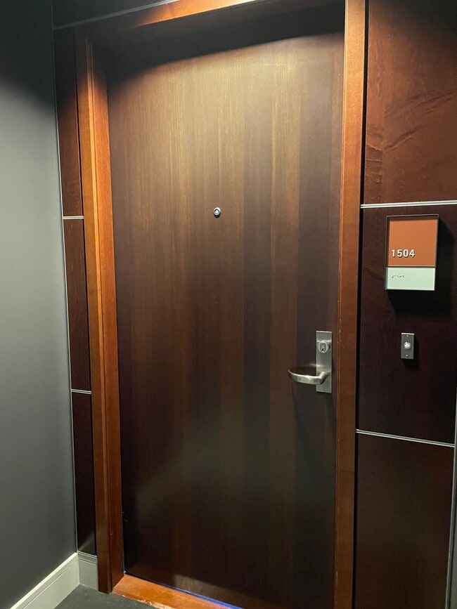 Building Photo - Wonderful Jr 1 bedroom 1 bath at The Beaco...