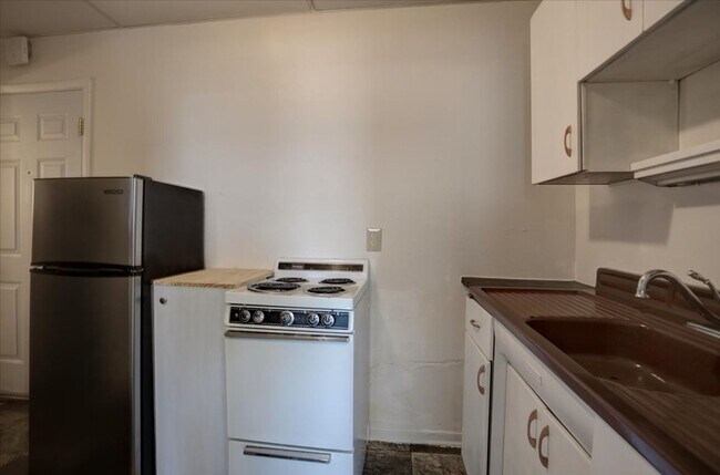 Building Photo - Affordable 1 Bedroom Apartment – Prime Mai...
