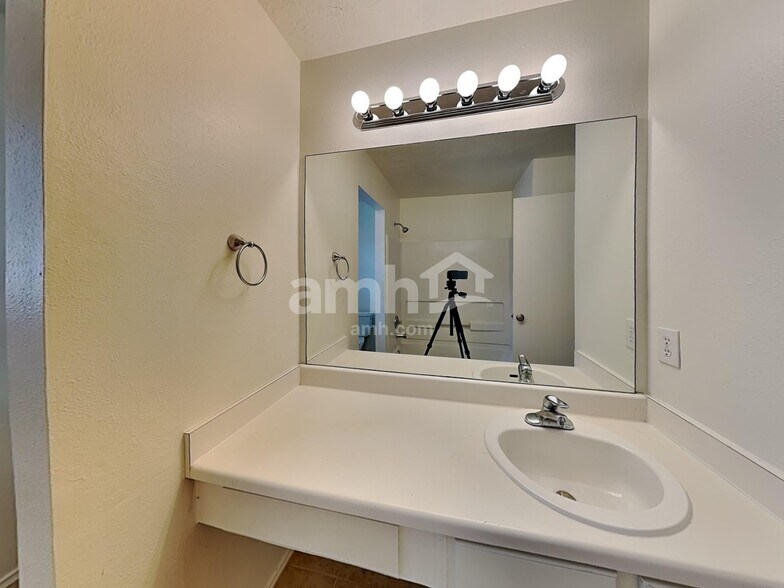 Building Photo - 16403 Lynn Crest Ct
