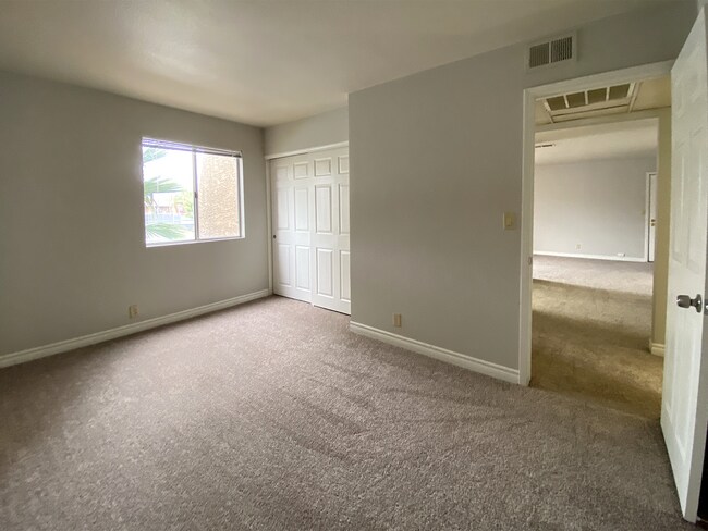Building Photo - 1 Bedroom condo in guard gated community w...