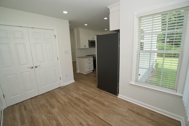 Building Photo - 210 Hayden Pl