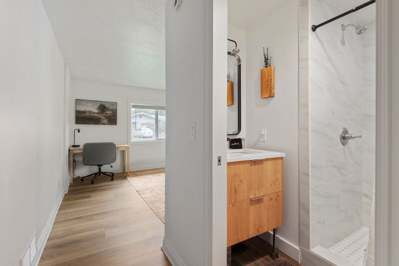 Building Photo - 12242 SE Raymond St