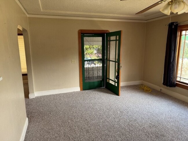 Building Photo - Rare 2 Bedroom Home Downtown Dixon *Star R...