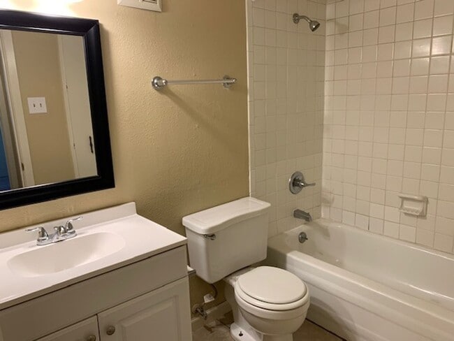 Building Photo - First Floor 2BD/2BA Condo on Memphis/Germantown Line!