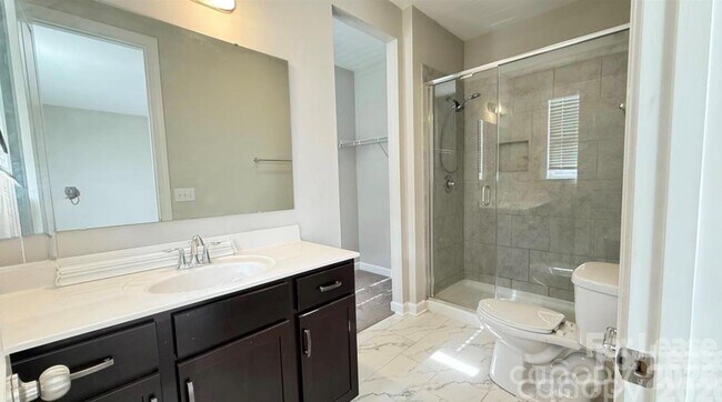 Building Photo - 3205 Shamrock Dr