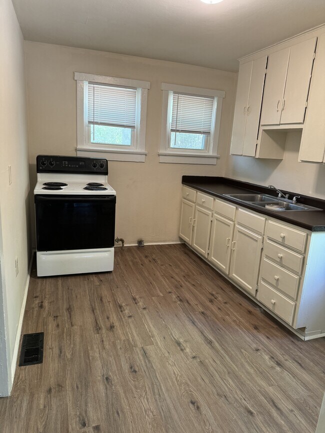 Building Photo - 1723 McArthur Ave