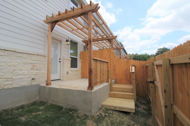Building Photo - 1 MONTH FREE RENT/ 3/2.5/1.5 Fourplex Clos...