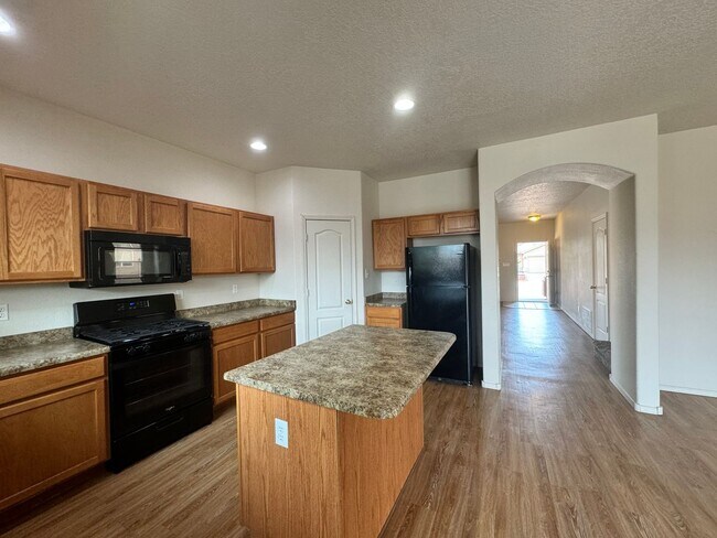 Building Photo - 4 bed 2.5 bath home in Huning Ranch