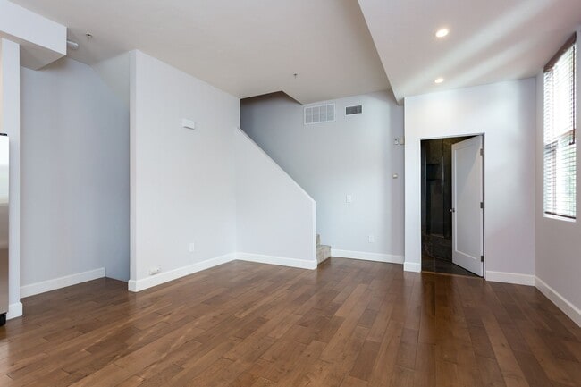 Building Photo - Stunning 4 Level Condo in Little Italy