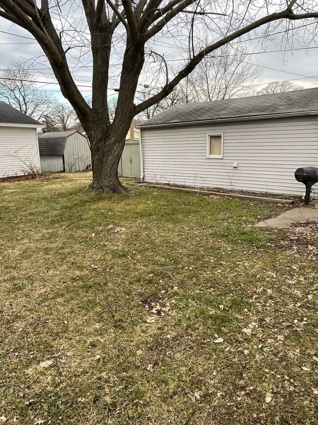 Building Photo - Molette Home in the heart of Moline.
