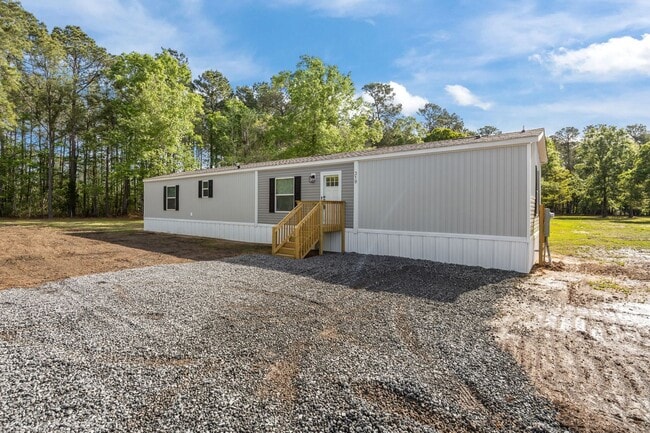 Building Photo - Peaceful 3 Bedroom Rental Home on 1 Acre – Lawn Care Included
