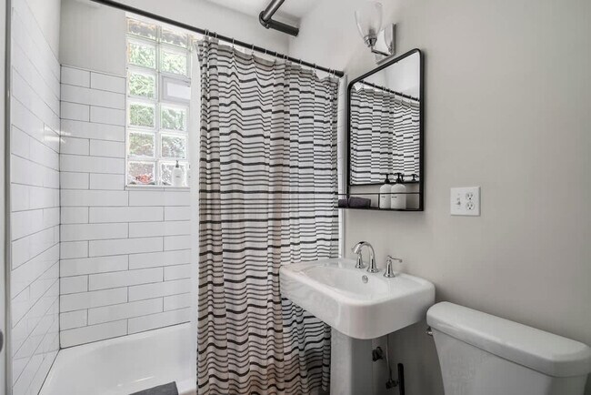 Building Photo - 1423 W Addison St