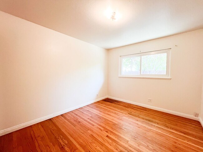 Building Photo - Tahoe Park Gem in Great Location!