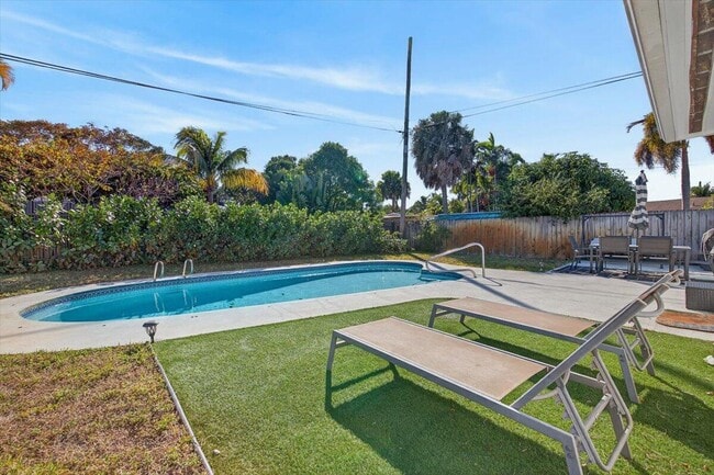 Building Photo - 110 NE 30th St