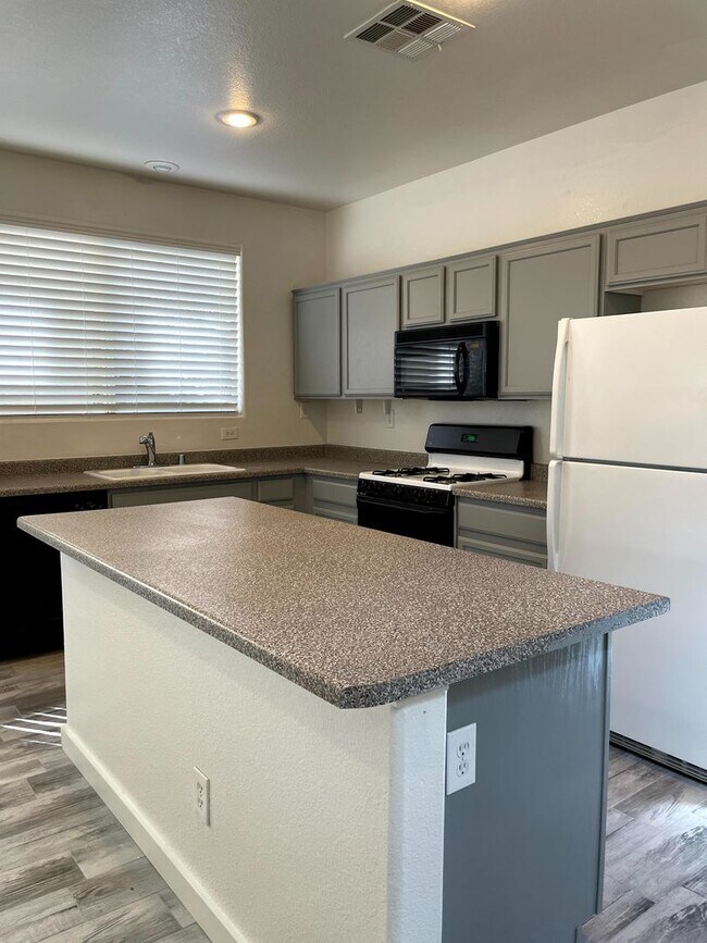 Building Photo - DARLING 3 BEDROOM, 2.5 BATH LOCATED IN GAT...