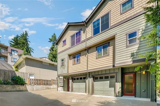 Building Photo - 1217 NE 135th St