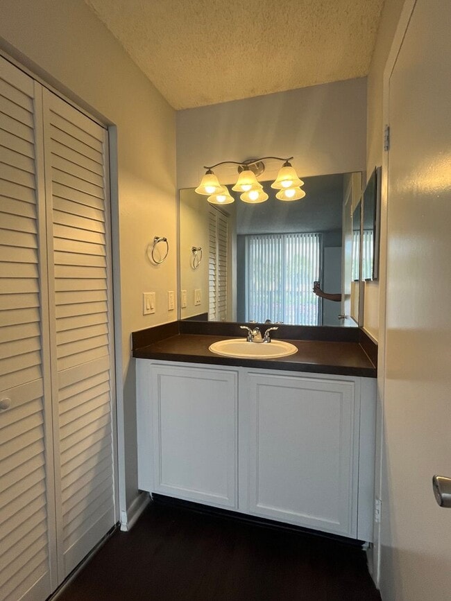 Building Photo - ONE BEDROOM ONE BATHROOM!! Waterfront Comm...