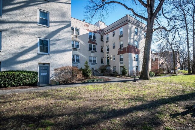 Building Photo - 140 Woodside Green