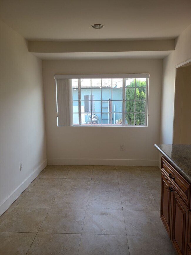 Building Photo - 522 N Hobart Blvd