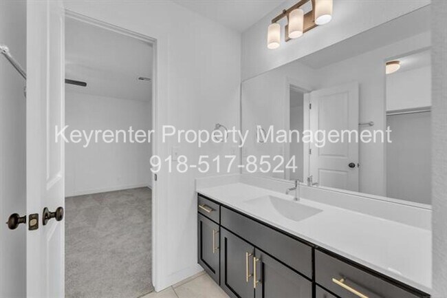Building Photo - 7104 S Kalanchoe Ave