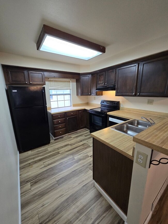Building Photo - Stunning Townhome with Prime Location and ...