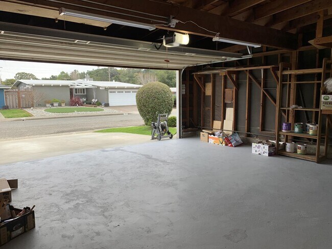 Building Photo - 886 Robin Ln