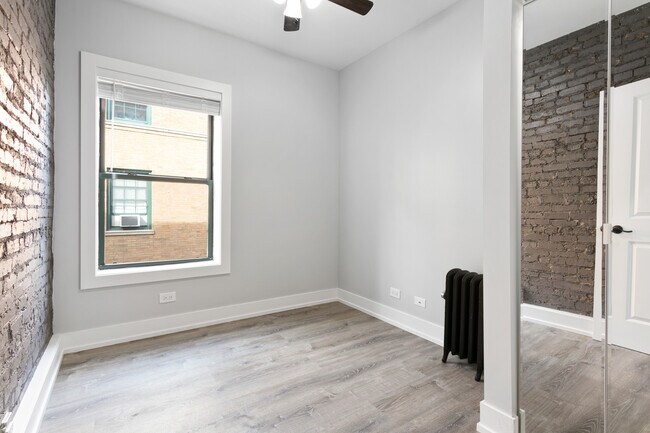 Building Photo - 7736 N Eastlake Terrace