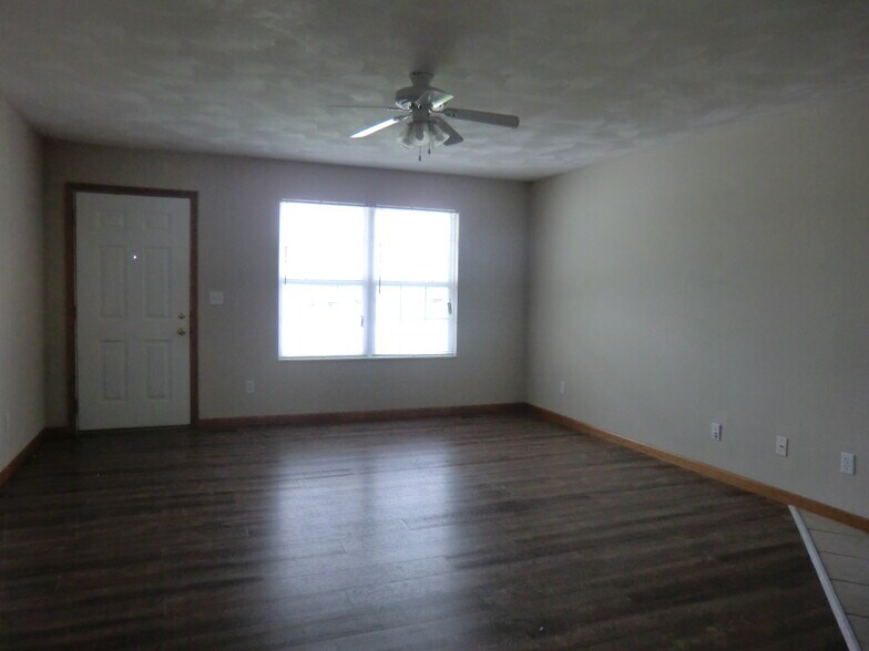 Building Photo - 211 Autumn Pine Dr