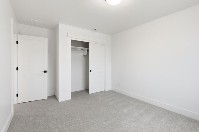 Building Photo - 2152 E Deep Purple Ln