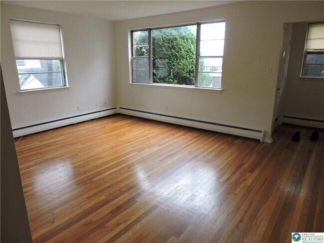 Building Photo - 434 N Leh St