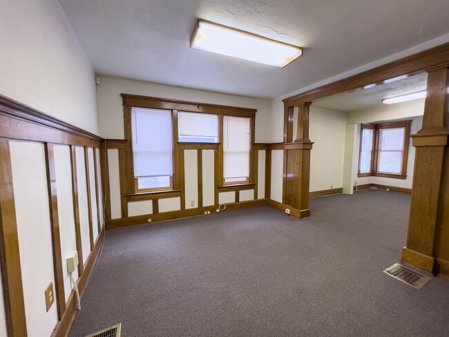 Building Photo - 921 Linden Grove Ave