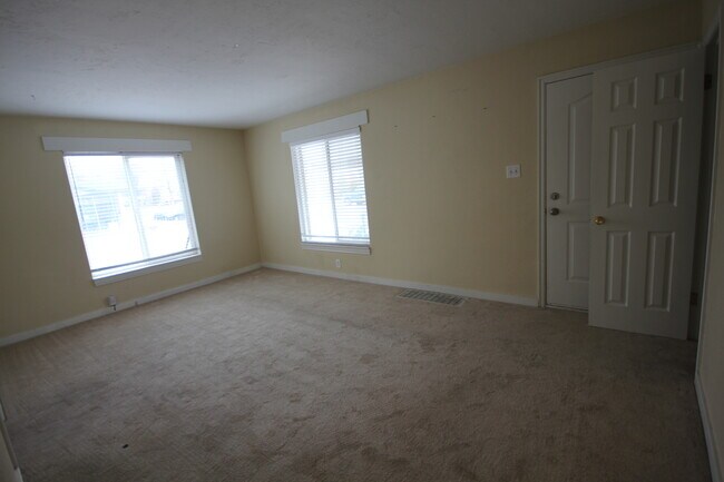 Building Photo - 3 Bedroom Duplex with Lovely Backyard(Upstairs)