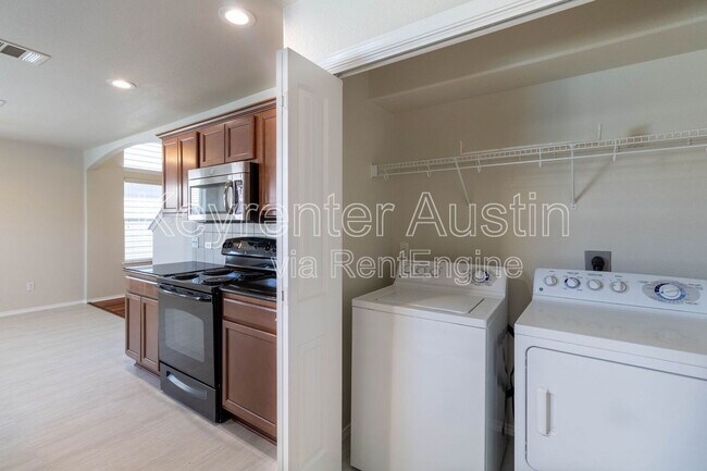 Building Photo - 1704 Sand Hills Dr