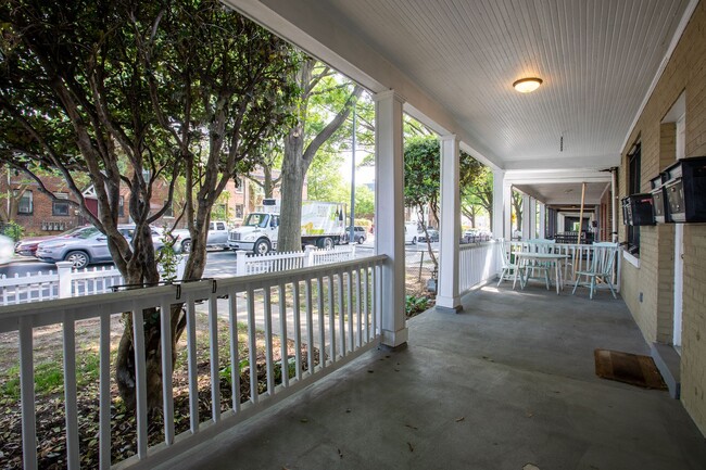 Building Photo - Lovely 2 BR/1 BA Condo in Trinidad!