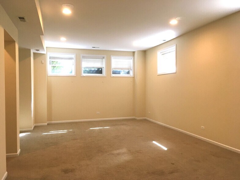 Building Photo - 1522 W Greenleaf Ave