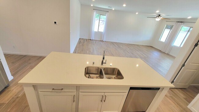 Building Photo - 5447 Splendido Ave