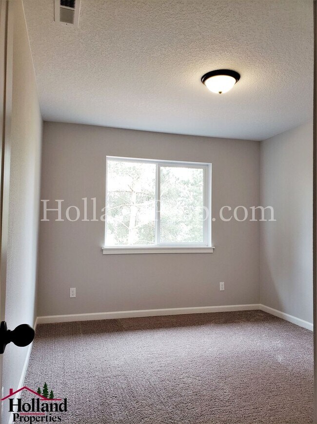 Building Photo - Spacious & Stylish 4-Bedroom Home with Mod...