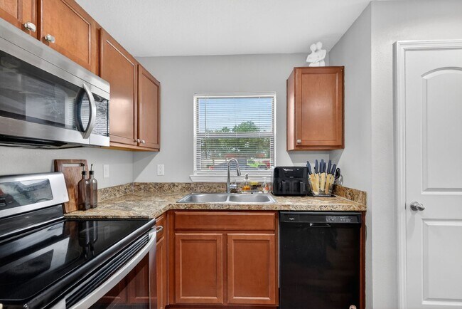 Building Photo - Available June 15th! 3BR Home in Tavares with Huge Backyard