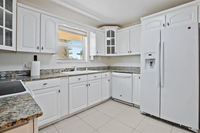 Building Photo - 1051 Hillsboro Mile