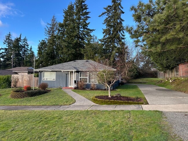 Building Photo - Walkable to Silas High School