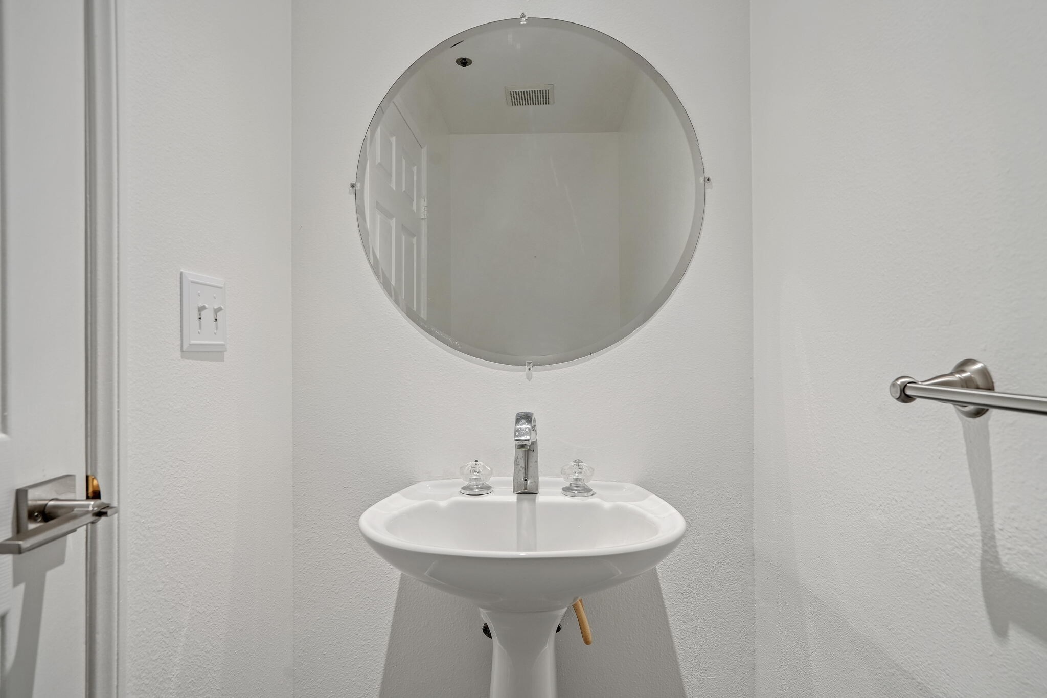 Building Photo - 850 N Poinsettia Pl