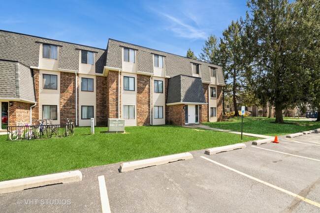 Building Photo - 260 E Court of Shorewood