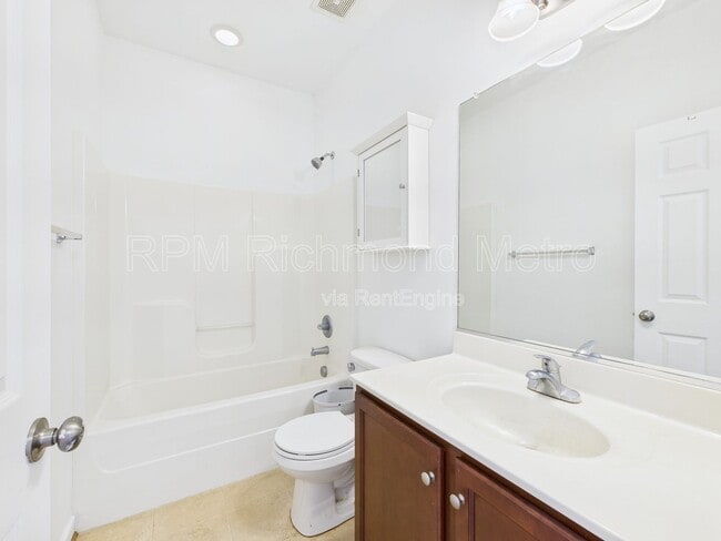Building Photo - 656 Abbey Village Cir