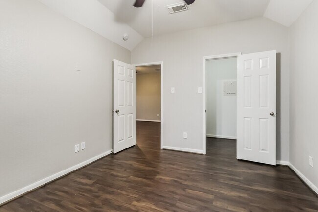 Building Photo - 12927 Pine Woods St