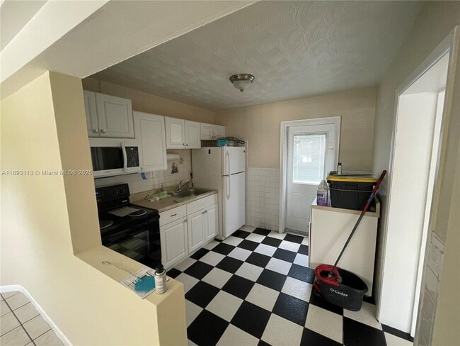 Building Photo - 6108 Cresthaven Ct